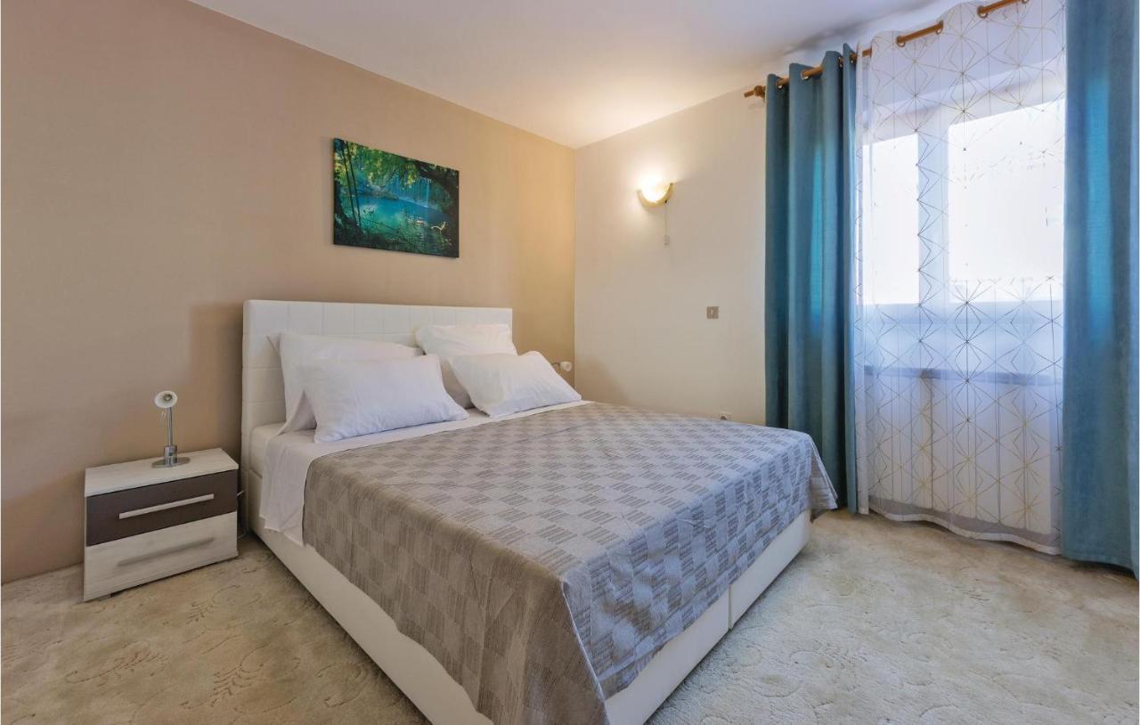 Počitniška hiša 8 Bedroom Stunning In Pula