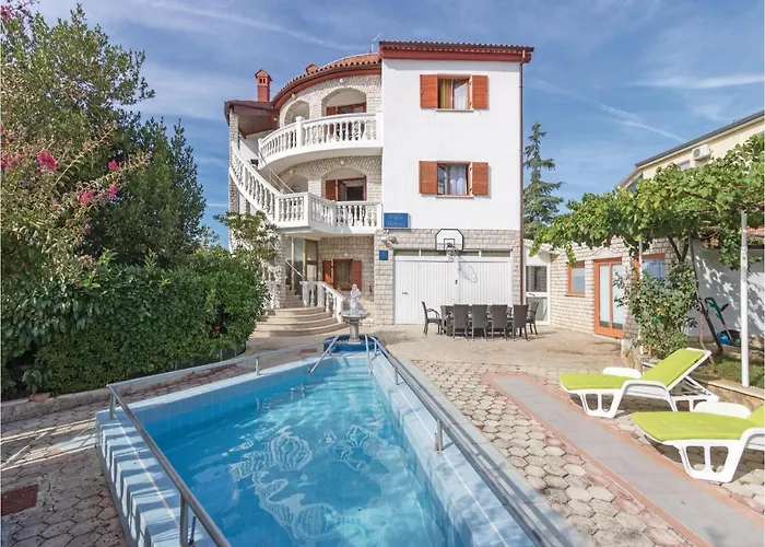 8 Bedroom Stunning Home In Pula