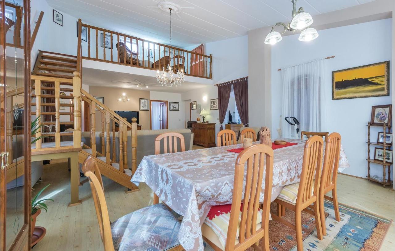 8 Bedroom Stunning In *