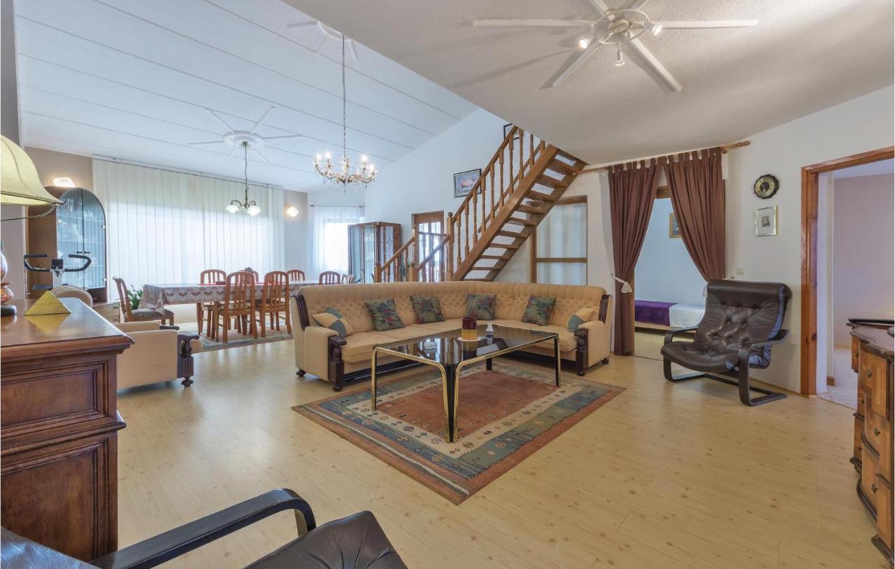 Vikendica 8 Bedroom Stunning In Pula
