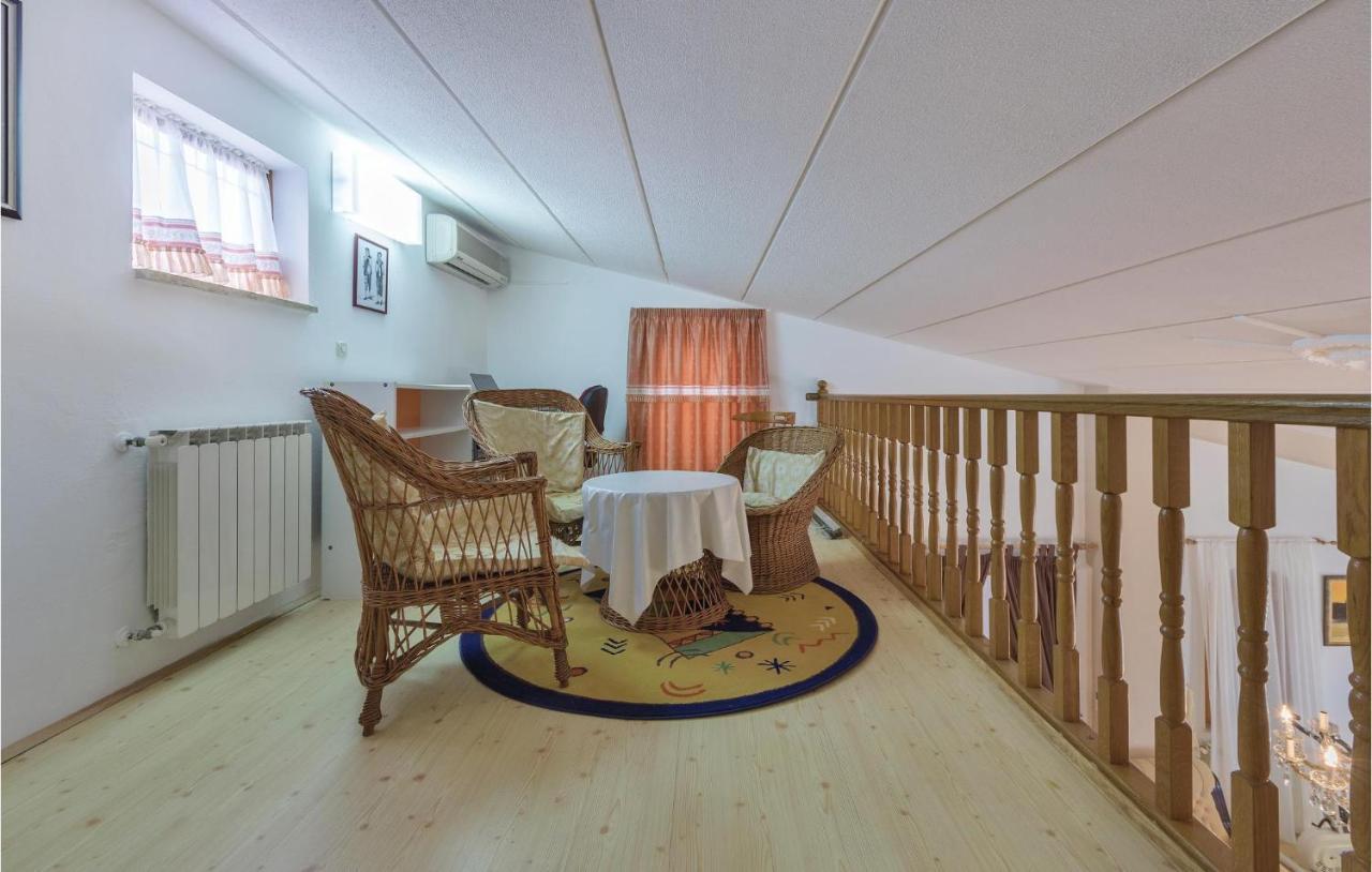 8 Bedroom Stunning In *